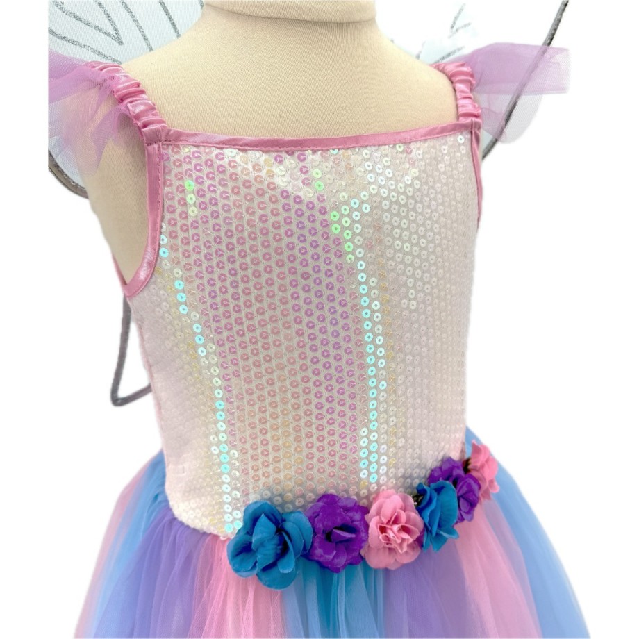 Costume fée fille avec robe en velours et sequins, jupons satin et tulle, ailes papillon dorées