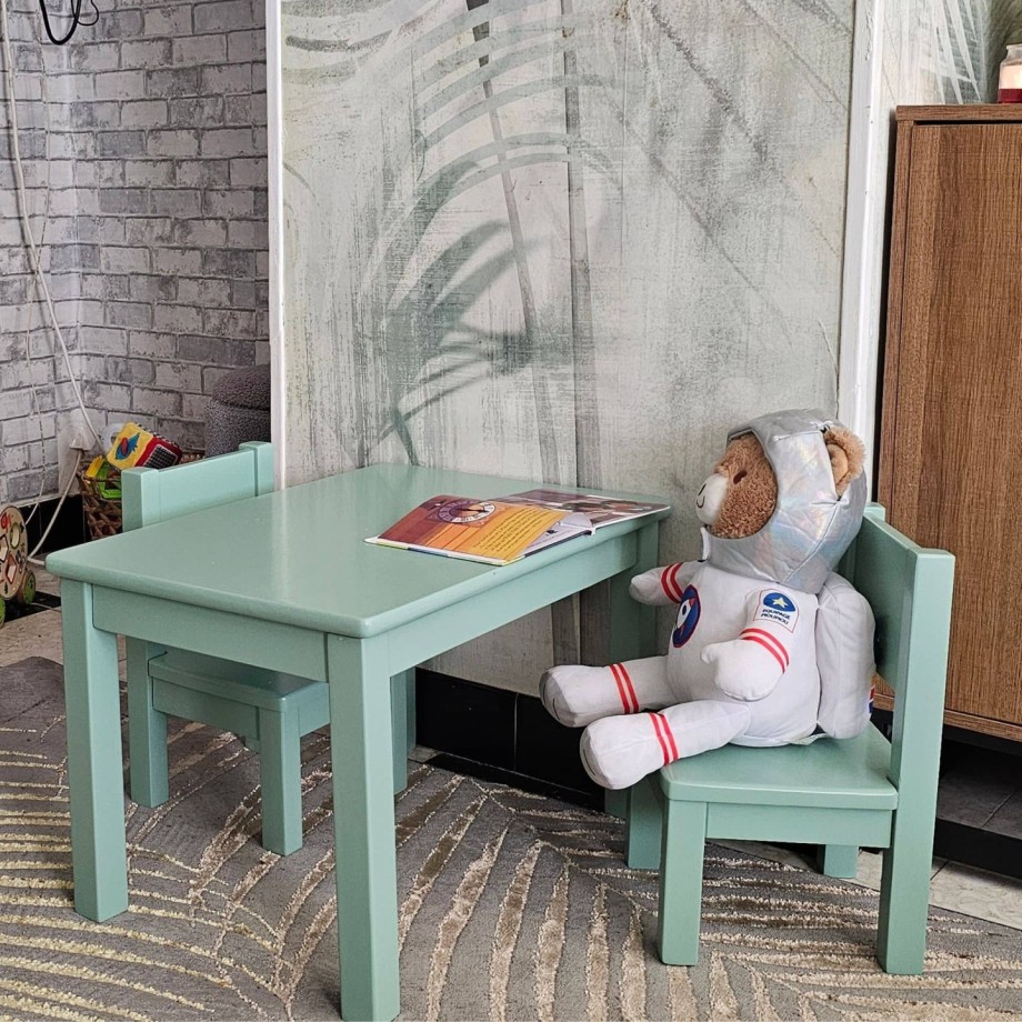 Ma première chaise, chaise enfant bois massif design vert sauge MONTESSORI